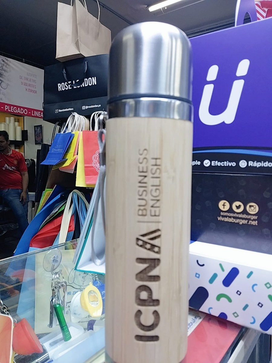Termo de bambú con logo grabado