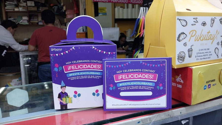 Cajas y tarjetas de cumpleaños impresas