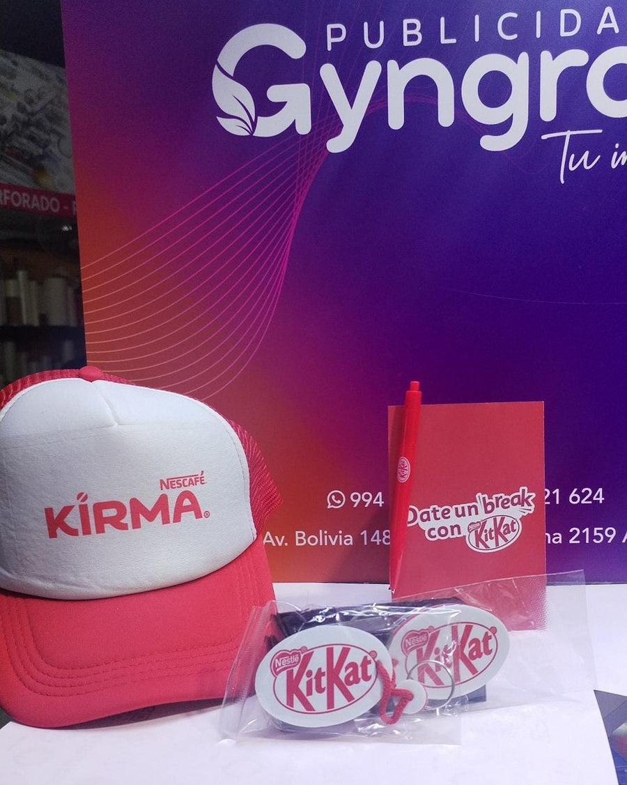 Kit de gorra, cuaderno y llaveros personalizados